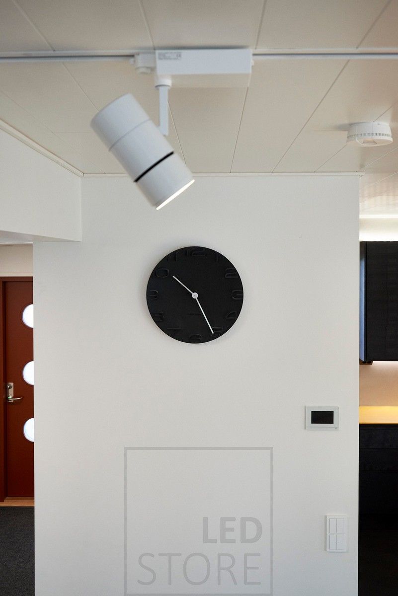 White led rail light in recessed three-phase rail. FOKUS spot is suitable for both homes and public spaces. Ledstore.fi